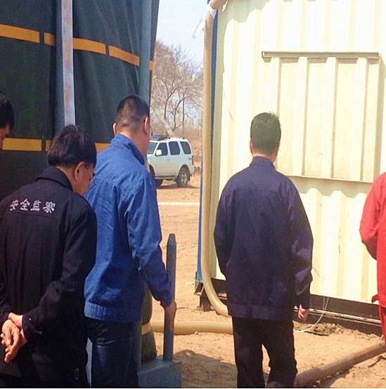 大庆油田有限责任公司副总经理兼大庆油田管理局副局长万军同志调研我公司位于大庆油田采油九厂致密油区块平台移动式返排液项目处理现场.